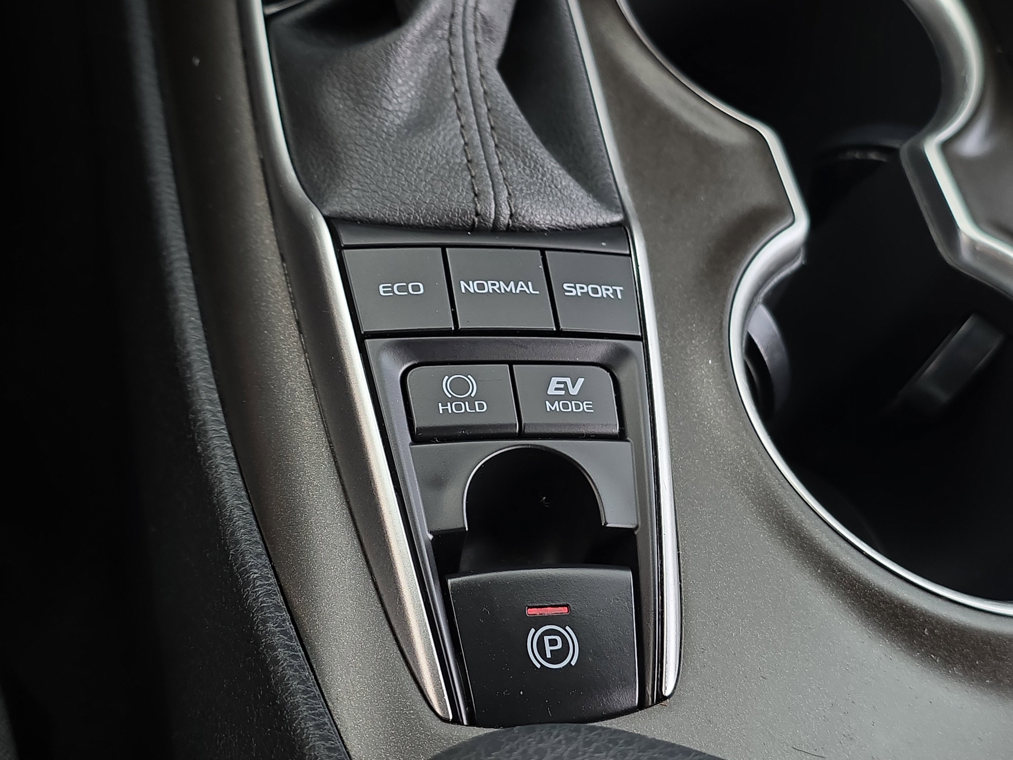 2022 Toyota Camry Hybrid LE